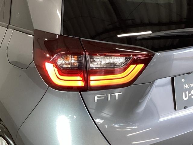 フィット ｅ：ＨＥＶホーム　純正メモリーナビ　ドラレコ　リアカメラ　コーナーセンサ　Ｂモニ　ＥＴＣ搭載　カーテンエアバッグ　ＤＶＤ再生機能　イモビライザー　記録簿付　ＥＣＯＮ　ナビ＆ＴＶ　ＡＵＴＯライト　ＬＥＤヘッドランプ（27枚目）