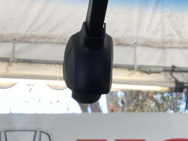 フィット ｅ：ＨＥＶホーム　純正メモリーナビ　ドラレコ　リアカメラ　コーナーセンサ　Ｂモニ　ＥＴＣ搭載　カーテンエアバッグ　ＤＶＤ再生機能　イモビライザー　記録簿付　ＥＣＯＮ　ナビ＆ＴＶ　ＡＵＴＯライト　ＬＥＤヘッドランプ（51枚目）