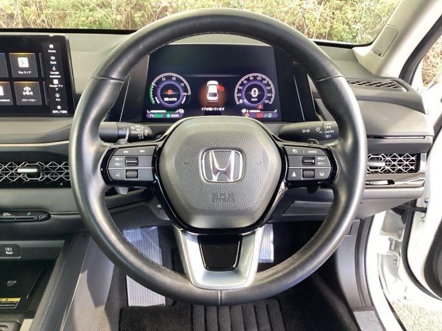 �{�v�n���h���̉E���ɂ���{�^���������N���[�Y�R���g���[���ł��B�A�N�Z���y�_���𓥂܂��ɐݒ葬�x���L�[�v�B�������H�ł̃h���C�u�����N�ɁB�܂��A���ɃI�[�f�B�I�����R���X�C�b�`������܂��B