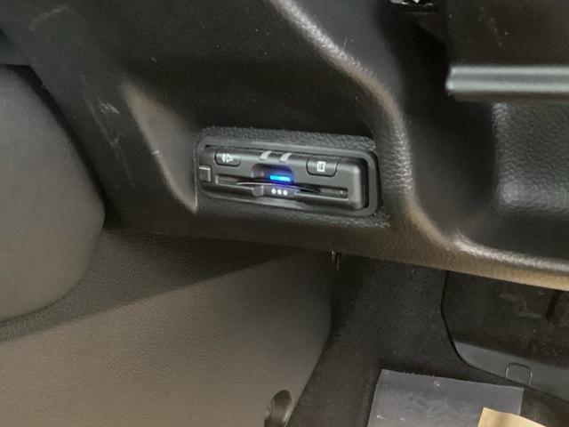 ヴェゼル ｅ：ＨＥＶＸ　純正ナビ　フルセグ　リアカメラ　フルオートエアコン　盗難防止　両席エアバック　ソナー　Ｂカメ　ＴＶナビ　キーレスエントリー　地デジ　エアバッグ　カーテンエアバック　パワーウインドウ　ＶＳＡ　ＥＴＣ付（17枚目）