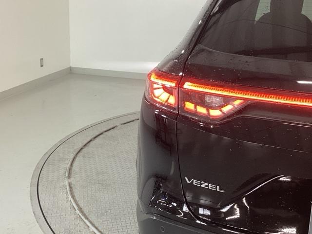 ヴェゼル ｅ：ＨＥＶＸ　純正ナビ　フルセグ　リアカメラ　フルオートエアコン　盗難防止　両席エアバック　ソナー　Ｂカメ　ＴＶナビ　キーレスエントリー　地デジ　エアバッグ　カーテンエアバック　パワーウインドウ　ＶＳＡ　ＥＴＣ付（34枚目）