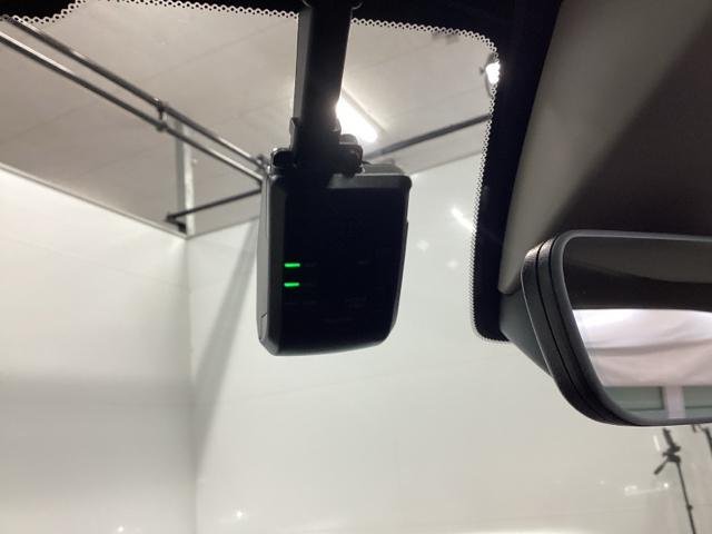 �܂����I�̎��̂��߂Ƀh���C�u���R�[�_�[�������Ă��܂��B�Փ˂����m����ƈ�莞�ԉ摜�������ۑ��ł���̂ň��S�ł��B