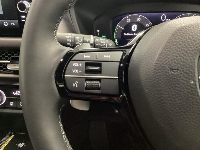 �X�e�A�����O���葤�̓I�[�f�B�I�֘A�̑���X�C�b�`�ł��B��������炷���ƂȂ��^�]�ɏW���ł��܂�