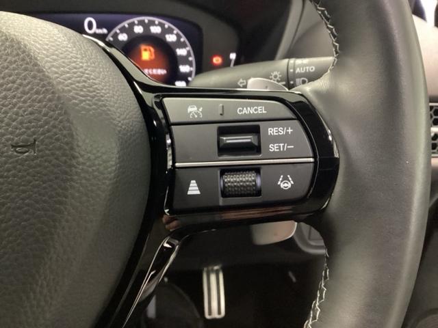 �X�e�A�����O�E�葤�Ɉ��S�^�]�x���@�\�̃z���_�Z���V���O���R���g���[������X�C�b�`�A���葤�ɃI�[�f�B�I�֘A�̃R���g���[���X�C�b�`��z�u�A��������炷���ƂȂ��^�]�ɏW���ł��܂�