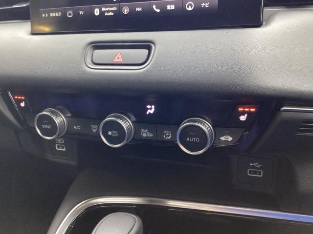 ヴェゼル ｅ：ＨＥＶＺ　ドラレコ　ナビ　Ｒカメラ　ブルートゥース　Ｓヒータ　地デジフルセグＴＶ　定期点検記録簿　電動テールゲート　サイドエアバッグ　後カメラ　前後障害物センサー　横滑防止装置　エアコン　ＬＥＤヘットライト（20枚目）