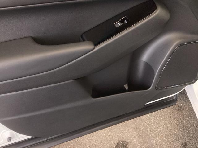 ヴェゼル ｅ：ＨＥＶＺ　純正ナビ　フルセグ　リアカメラ　Ｓヒータ　電動テールゲート　サイドエアバッグ　後カメラ　前後障害物センサー　横滑防止装置　エアコン　ＬＥＤヘットライト　パワステ　ＵＳＢ接続　ナビＴＶ　サイドカメラ（37枚目）