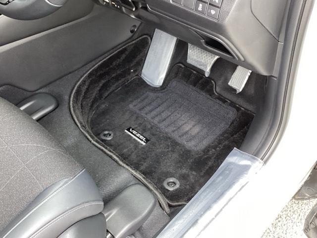 ヴェゼル ｅ：ＨＥＶＺ　純正メモリーナビ　ドラレコ　全周囲カメラ　Ｓヒータ　地デジフルセグＴＶ　定期点検記録簿　電動テールゲート　サイドエアバッグ　後カメラ　前後障害物センサー　横滑防止装置　エアコン　ＬＥＤヘットライト（55枚目）