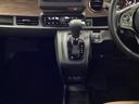 自然に手が届き、操作性の良いインパネシフトに、パーキングブレーキは、フットブレーキタイプなので、運転席と助手席の間はすっきりしています。