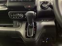自然に手が届き、操作性の良いインパネシフトに、パーキングブレーキは、フットブレーキタイプなので、運転席と助手席の間はすっきりしています。