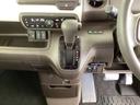 足元スッキリ、インパネシフトです。パーキングブレーキはフットブレーキタイプなので、運転席と助手席の間がスッキリしています。