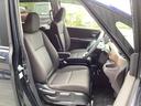 フロント広々、セパレートシートの運転席は、ハイトアジャスターが付いているので、快適にドライブができます。ハンドルはテレスコピック機能で、ハンドル位置を上・下・手前・奥に調節できます。