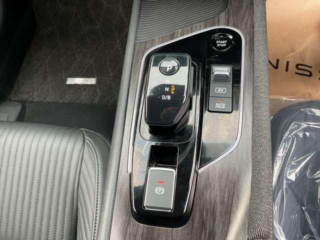 オーラ １．２　Ｇ　レザーエディション　メモリーナビ　全周囲モニター　スマートル　ワンオーナ　追突防止　車線逸脱警報装置　ＬＥＤ　盗難防止　記録簿　バックモニター　インテリジェントキー　メモリーナビゲーション　ＡＷ　キーレスエントリー　オートエアコン　ＡＢＳ　パワーウィンドウ（10枚目）