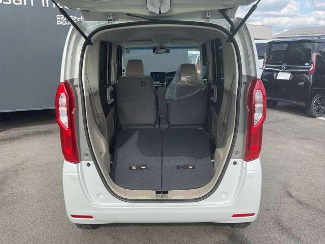 後席を倒せば広々とした荷室スペースになります。