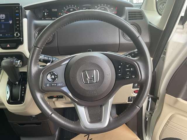 ■ステアリングスイッチ■ハンドル手元でオーディオの操作が簡単に出来ます。運転中でもナビまで手を伸ばさずに操作が出来て安心です。