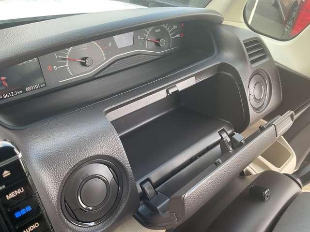 スピードメーターの下にも収納があります