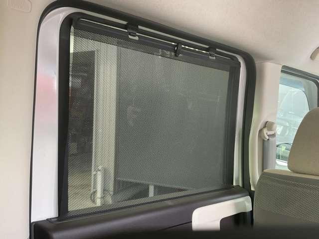 後部座席には日除けに便利なサンシェード付きです。