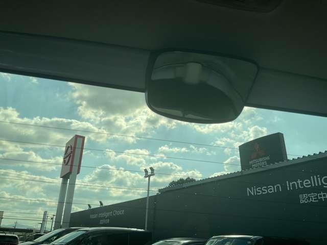 後方下部の確認に便利な補助ミラー付きです。