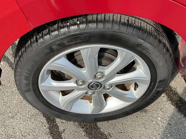 �����̃A���~�z�C�[���́A�����ڂ����łȂ��ϋv������萫�ɂ��D��ăf�U�C��������܂ɍ��킹�������̍����z�C�[���ł���