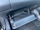 助手席前方のグローブボックス。車検証などの収納に！