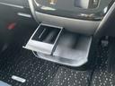インパネに引き出し式のトレーと、ドリンクホルダーがあります。