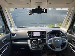 ブラック系の落ち着いた内装とウィンドガラスが大きく視認性の良いフロント周りで、運転がし易いと好評です♪ 4