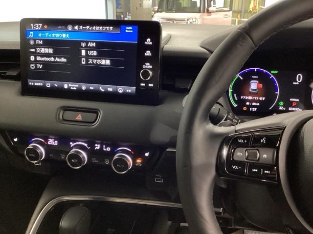 ヴェゼル ｅ：ＨＥＶＺ　純正ナビ　フルセグ　リアカメラ　衝突回避支援ブレーキ機能　スマキ　Ｐトランク　フルオートエアコン　エアバッグ　両席エアバック　Ｒカメ　パワーウィンドウ　ＬＥＤランプ　ソナー　クルーズＣ　ナビ＆ＴＶ（2枚目）