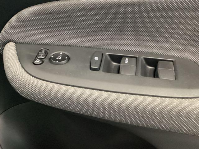 フィット ｅ：ＨＥＶクロスター　メモリーナビ　ドラレコ　ＥＴＣ　衝突回避システム　フルオートエアコン　前後センサー　ＬＥＤランプ　エアバッグ　サイドエアバック　オートクルーズコントロール　ＶＳＡ　バックカメラ　ＵＳＢ　パワステ（30枚目）