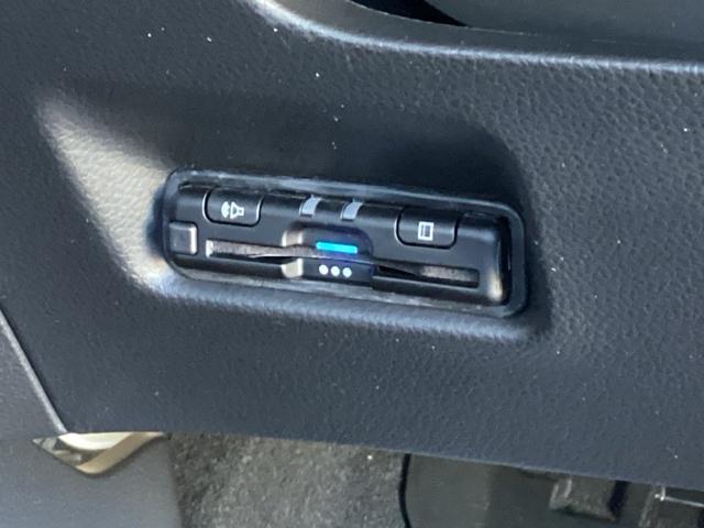 フィット ホーム 純正メモリーナビ リアカメラ ETC 記録簿 衝突軽減 ソナー USB接続 AAC 横滑り防止機能 サイドエアバック オートライト LEDライト クルーズコントロール パワーウィンドウ スマキー(45枚目)