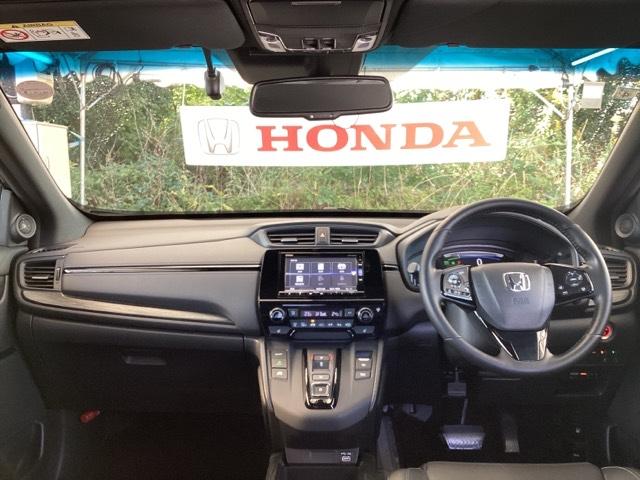 ハーフシェイドフロントウィンドウ【Ｆガラス上端の青色透かし】を装備しています。広いフロントガラスで視界を確保しつつ眩しさを抑えます。有と無しでは大違いです。