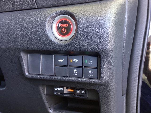 スマートキーをポケットやバッグに入れたまま、キーを差し込むことなくボタンを押すだけでエンジンが始動します。ＥＴＣ２．０が標準装備。高速道路の渋滞情報などをナビとリンクして画面でお知らせします。