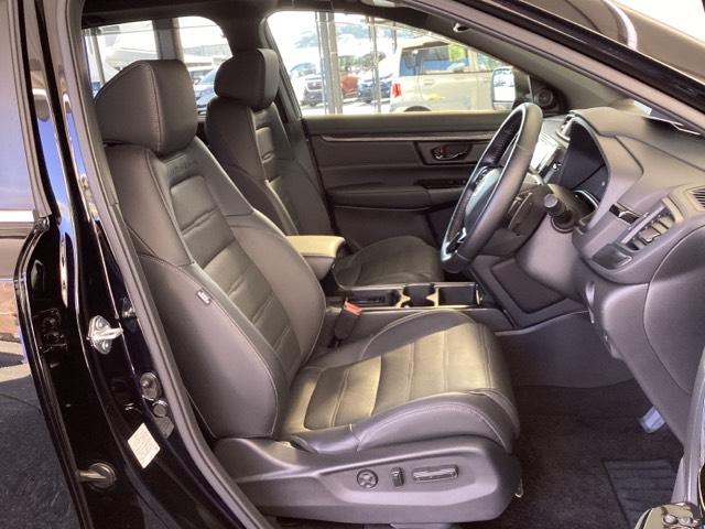 運転席は、大きな座面と包み込むような背もたれがドライバーの身体全体をしっかり支えます。上質なシート素材と座り心地のよいクッションを採用し、長時間の運転やコーナーの多い道も快適です。