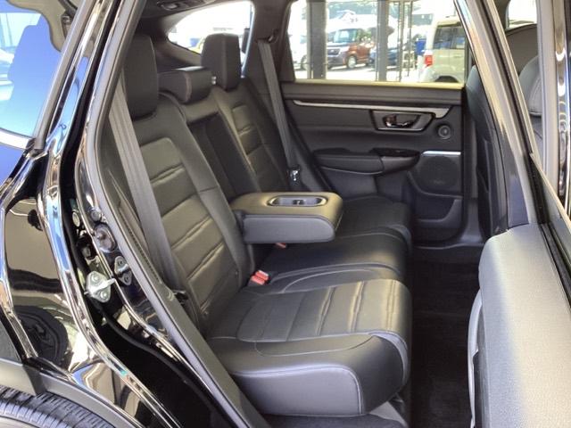 フラットな床と膝回りや頭上スペースなど十分な広さがあります。ドリンクホルダー付アームレスト。長距離ドライブも快適に過ごせます。