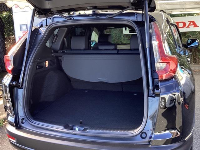トランクの広さは、どうです、たくさんの荷物が積めますよ。トノカバー付き。荷室のプライバシーを守ってくれます。見た目もスッキリ、防犯性も高まります。