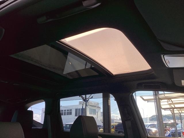 【大型サンルーフ】車内を明るく照らし、解放感を演出してくれる大きな【サンルーフ】室内の豪華さやプレミアム感が違います。