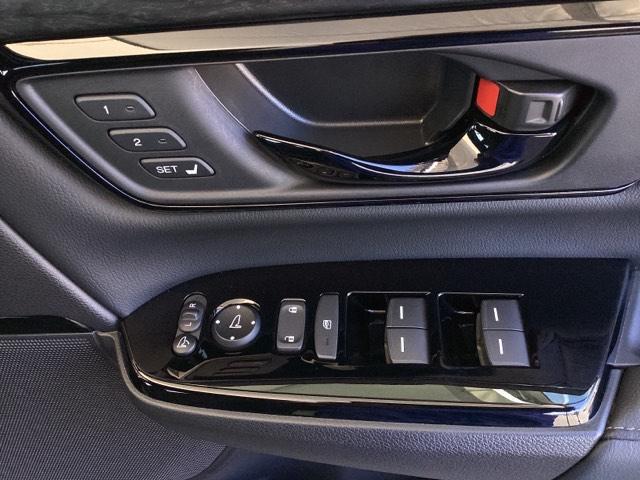 【パワーウィンドウスイッチ】ワンタッチで、パワーウインドウやドアミラーを操作できます。