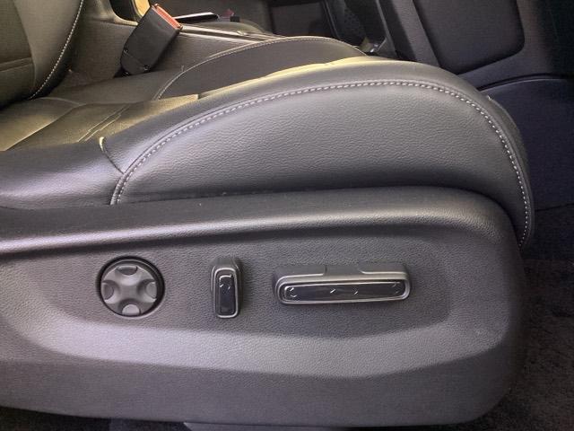 シート位置や角度を電動できめ細かに調整可能な【パワーシート】