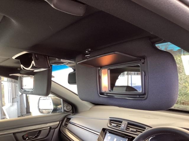 日差しをカットしながら、身だしなみもチェックできます。鏡付きサンバイザーで一石二鳥。