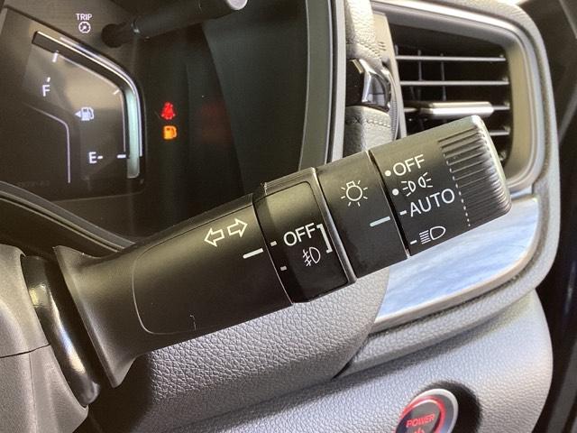 【オートライト（ＡＵＴＯ）】外の明るさをシステムが感知して、自動でヘッドライトが点灯します！ヘッドライトをつけ忘れを防ぐ便利機能です