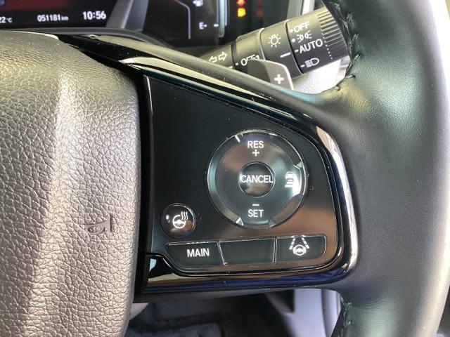 ステアリングホイールの右側がクルーズコントロールスイッチです。アクセルペダルを踏まずに一定走行が出来るので、高速道路での走行がグッと快適になります。