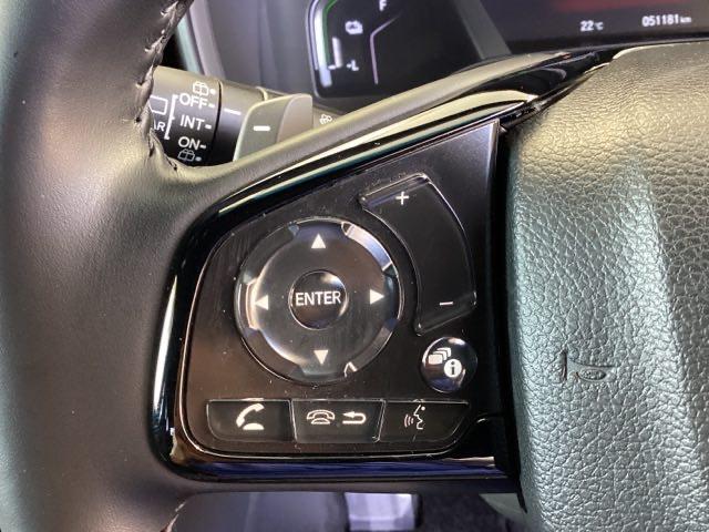 ステアリング左手側にオーディオ関連のコントロールスイッチを配置しています。操作時は視線を逸らすことなく運転に集中できます。