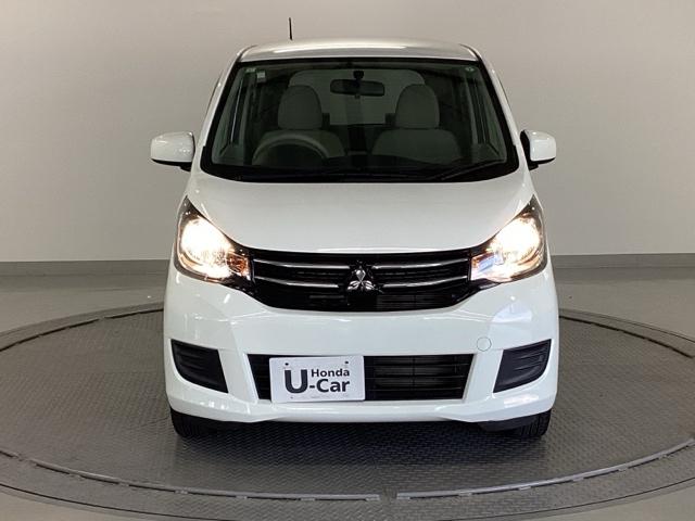 ハロゲンヘッドライトは暖かみのある色で優しく、明るく照射します。