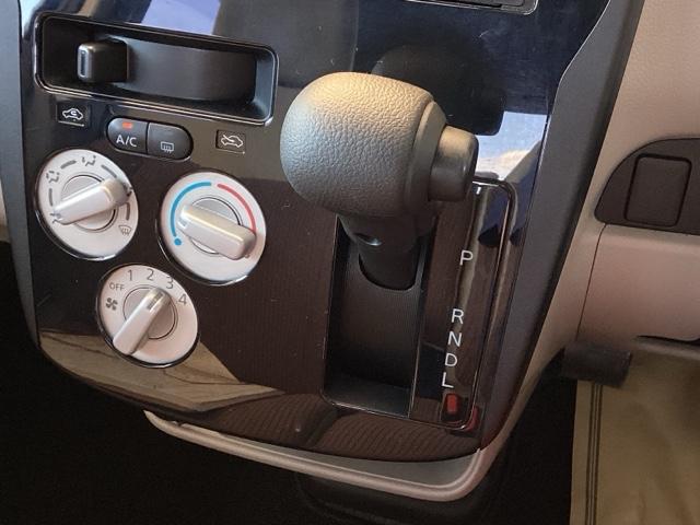 自然に手が届き、操作性の良いインパネシフトに、パーキングブレーキは、フットブレーキタイプなので、運転席と助手席の間はすっきりしています。
