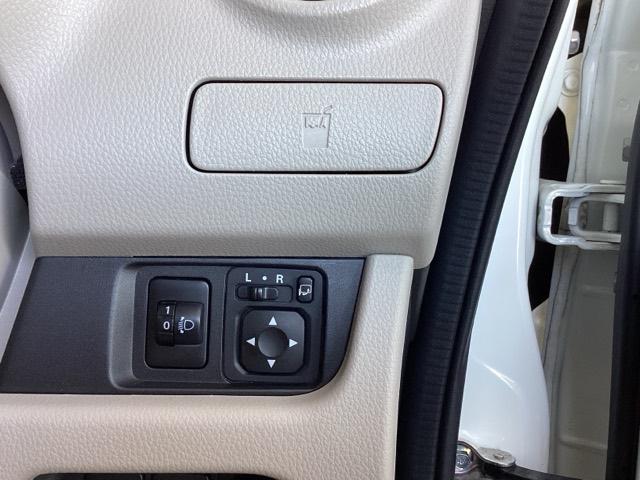 ヘッドライトの角度を調整出来るレべリングダイヤル等は運転席右側です。