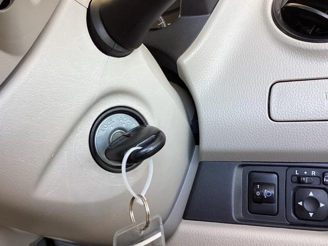 エンジンはイグニッションにキーを差し込むことで始動します。