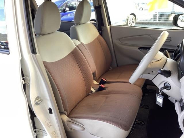 フロントは助手席と繋がったベンチシートです。