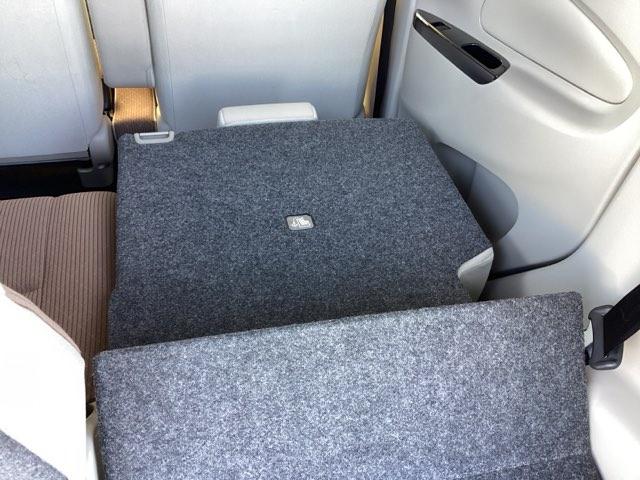 リアシートは簡単に倒すことができるので、ラゲッジルームも広がります。