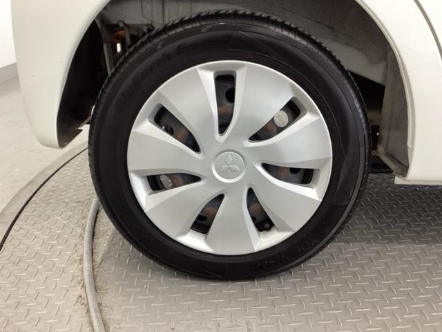 スチールホイールには、ホイールトリム（ホイールカバー）が付いています。