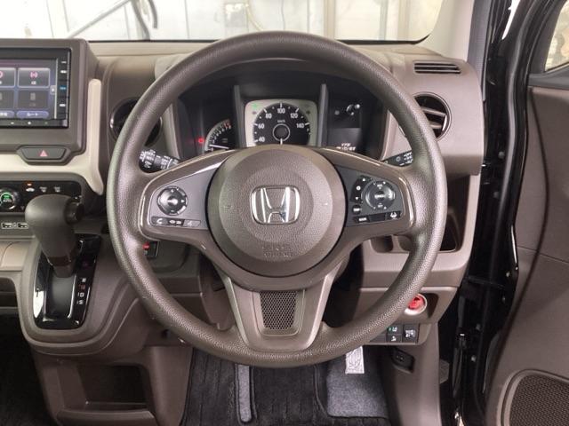 ステアリングホイールの右側はクルーズコントロール、左側がオーディオリモコンスイッチです。手元で操作できるので便利です。