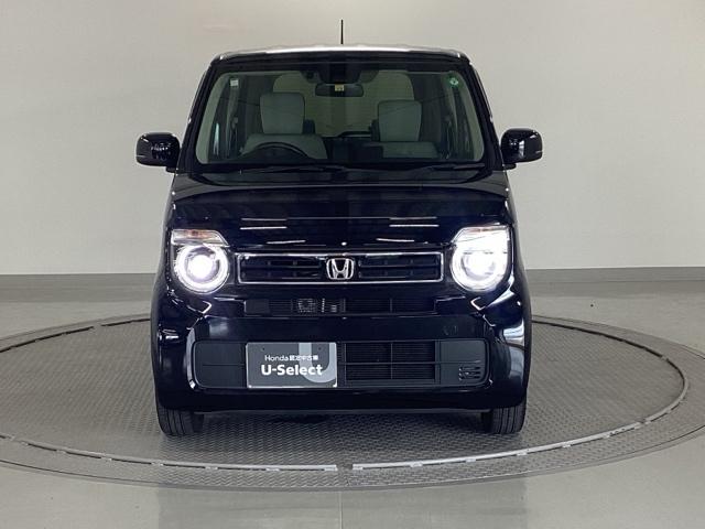 スイッチを入れた瞬間から明るいＬＥＤヘッドライトが、夜間のドライブをサポートします。