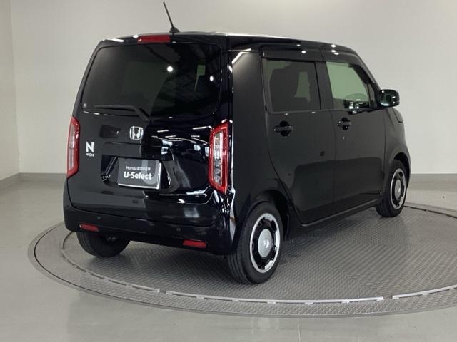 プライバシーガラスが装備されています。外を見るときには気にならずに、後方車両からは車内が見えにくい設計です。